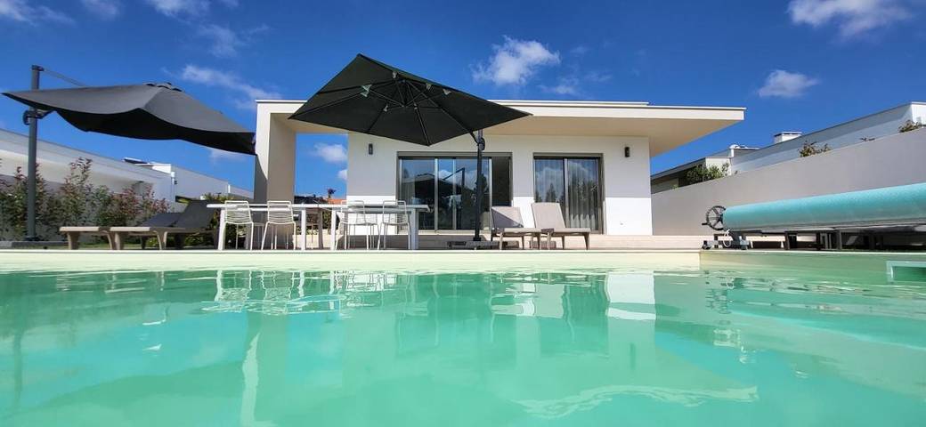 Villa pour 8 personnes, avec Balcon et Terrasse ainsi que Jardin et Piscine dans Nadadouro