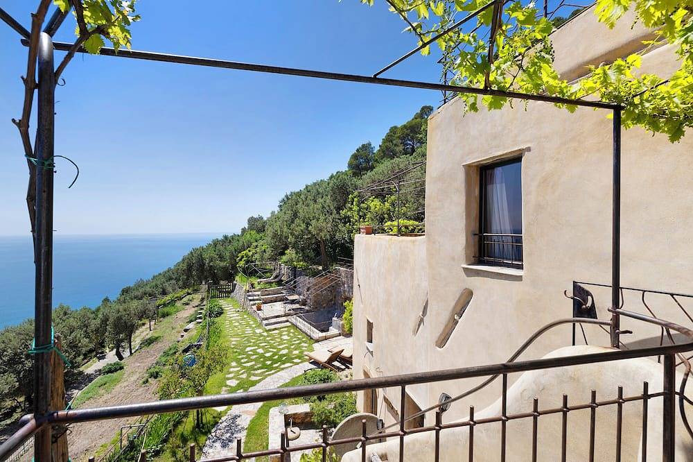Entire apartment, Apartment 'Mandarino' with Sea View, Wi-Fi and Air Conditioning in Varigotti, Finale Ligure Municipality