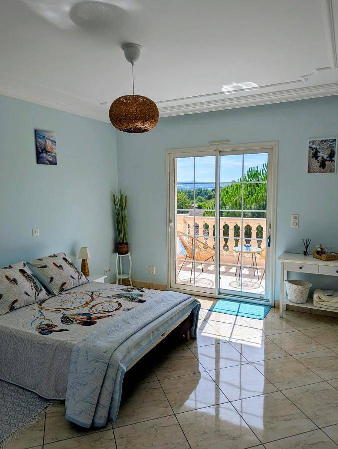 Location de vacances pour 2 personnes, avec Balcon et Terrasse ainsi que Jardin et Vue dans Jardin