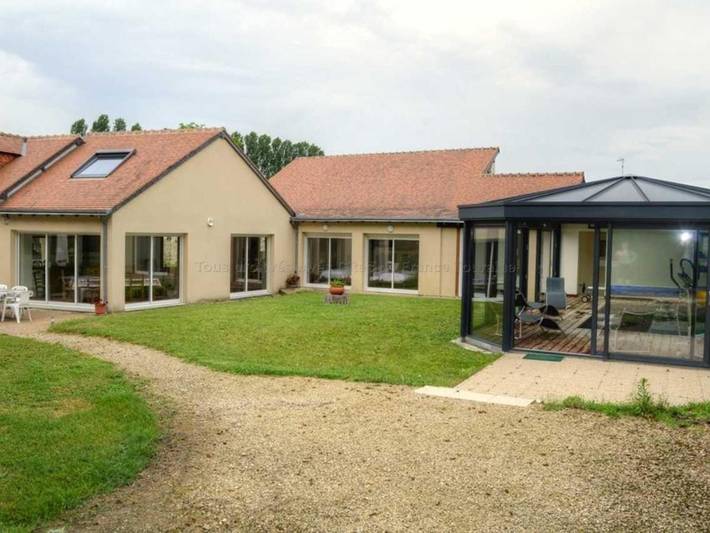 Location de vacances pour 9 personnes, avec piscine ainsi que terrasse et jardin à Assay - 3