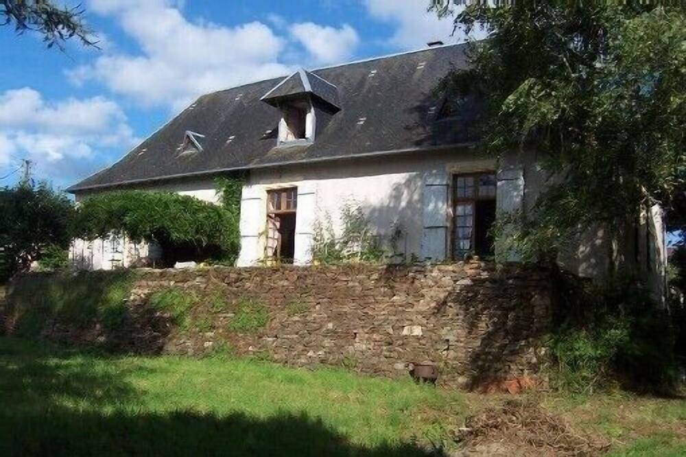 Périgord-Limousin, belle maison de village dans un jardin au pied du château in Jumilhac-le-Grand, Parc naturel régional Périgord-Limousin