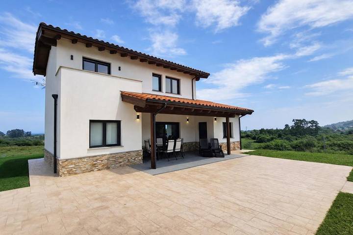 Chalet para 6 personas, con jardín y vistas, Se admiten mascotas en Llanes