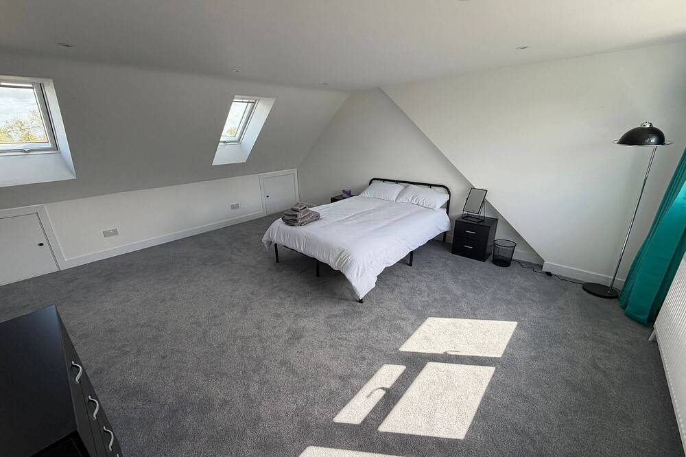 Großes Doppelzimmer mit eigenem Bad in einem schönen neuen Zuhause in Chelmsford, Essex