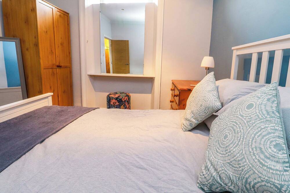 Flat 2, Dorstan, pet friendly, country holiday cottage in Arnside in Arnside, Lake District
