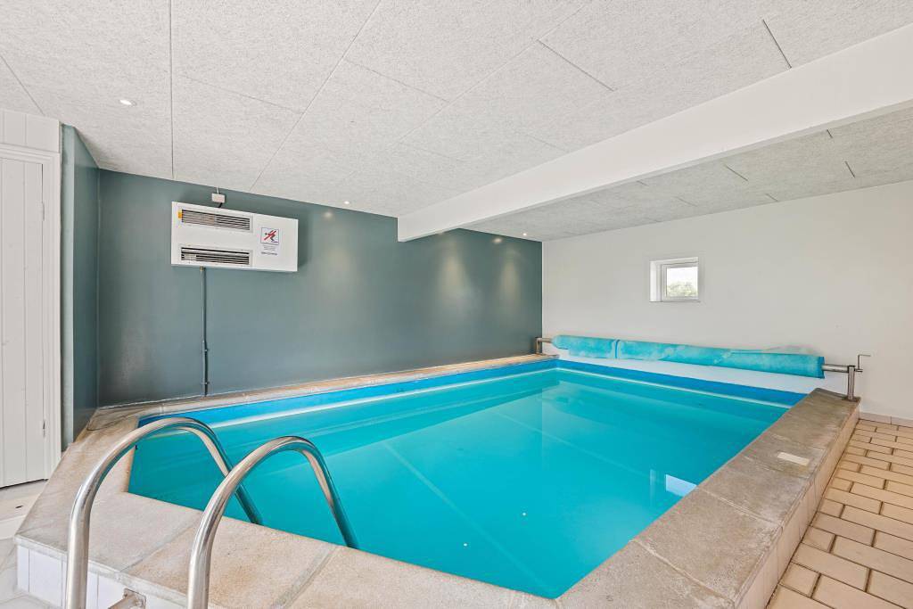 Beautiful thatched holiday home with swimming pool, hot tub and sauna in Blavand, Región de Varde