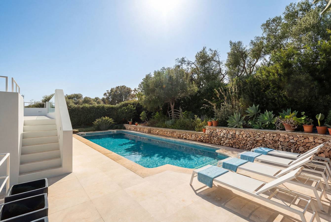 Helle Villa Horizonte Sur mit Pool, Terrassen, Klimaanlage und Wlan in Binibeca, Sant Lluís
