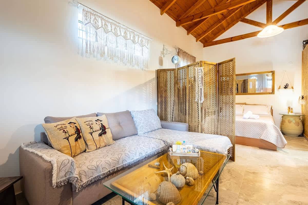 Petalidi Sunny Home Two - Cozy Garden Escape, foto 9