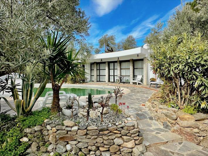 Apartamento para 9 personas, con Terraza además de Jardín y Piscina en Soportújar