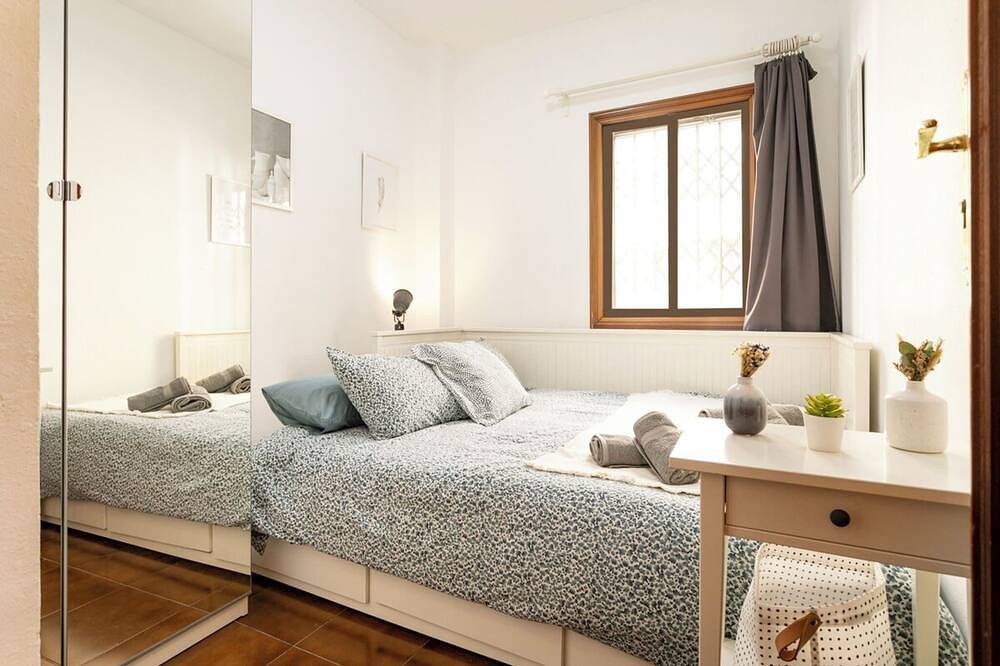 Hel lejlighed, Barcelona Beach Home: Historic house with rooftop terrace 1 min from the beach! in Barcelona Centre, Barcelona