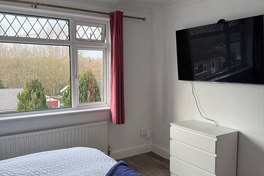 Stylish 3-Bed with Smart Tvs, Parking & Workspace in Kettering, Northamptonshire