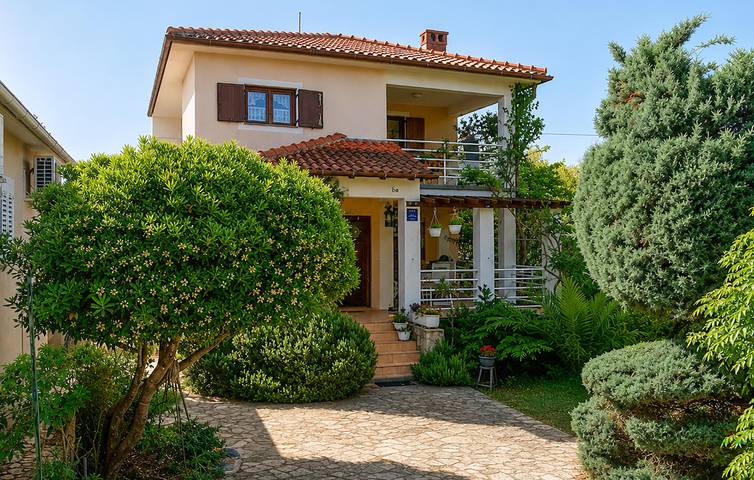 Ganze Ferienwohnung, Gemütliche Ferienwohnung mit Terrasse, Parkplatz und 1 km Entfernung zum Strand von V. Sabuša in Kukljica, Insel Ugljan
