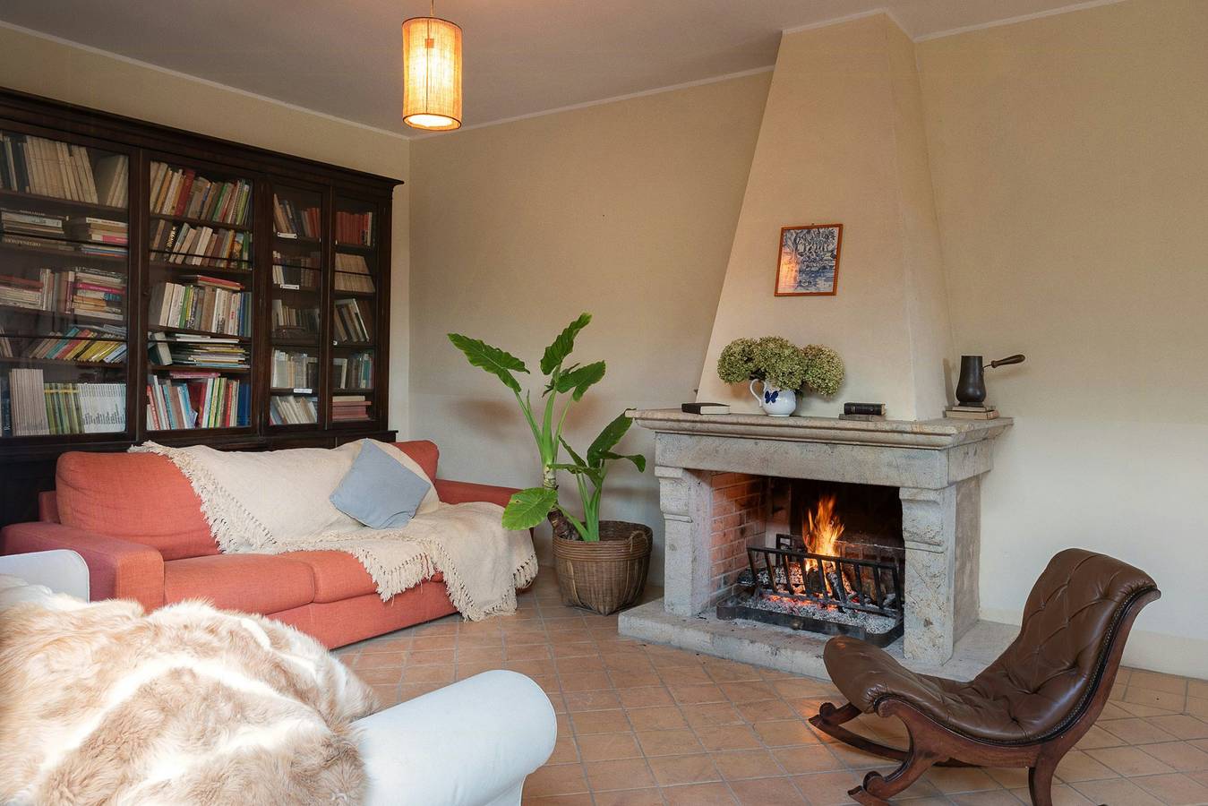 Villa inmitten von Oliven- und Haselnussbäumen in der Region Tuscia im Latium in Manziana, Braccianosee