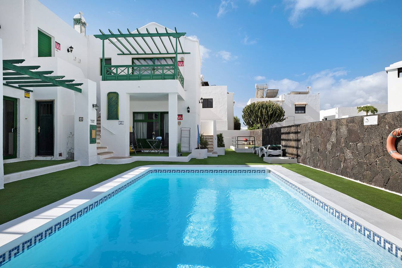 Ganze Wohnung, "Apt6 Las Palmeras Iii Lanzarote" mit Blick auf das Meer und die Berge und Gemeinschaftspool in Puerto Del Carmen, Tías