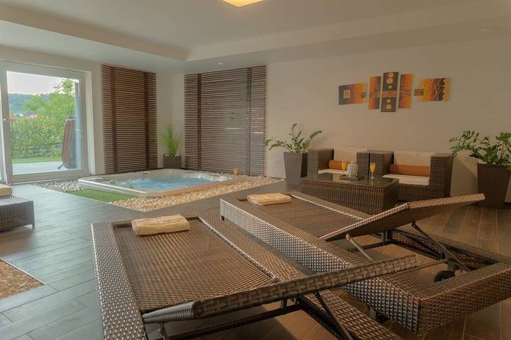 Ferienhaus für 10 Personen, mit Whirlpool und Garten - 1