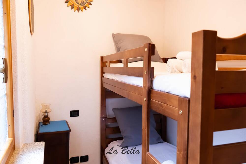 Ganze Wohnung, [Apartment in the Charming Courtyard] Lake Lugano in Brusimpiano, Brusimpiano Gemeinde