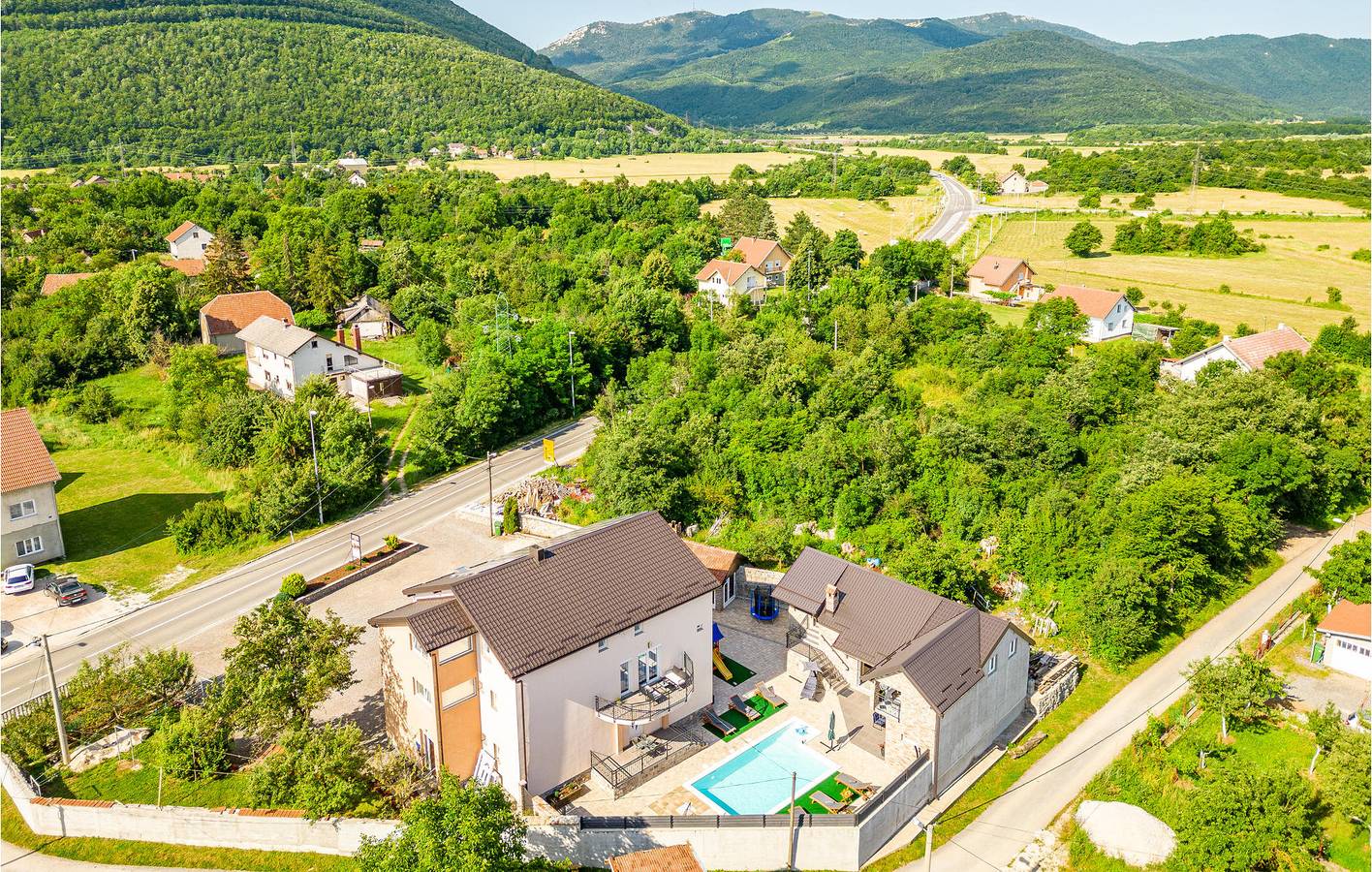 Ganze Ferienwohnung, Gemütliches Apartment mit Pool, Terrasse und Parkplatz in Gračac, Zadar