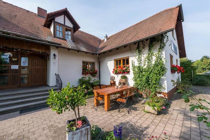 Ferienwohnung für 4 Personen, mit Balkon und Terrasse sowie Garten und Ausblick in Oberdachstetten