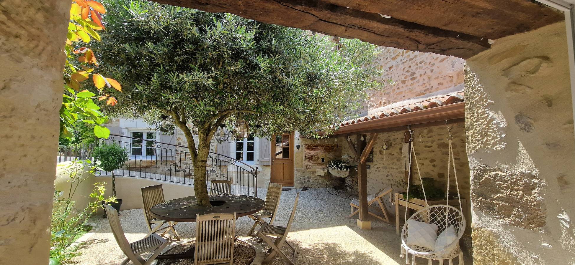 Ganze Wohnung, L'Écrin de la Rose – Ruhiges Refugium mit Pool, Natur und haustierfreundlicher Unterkunft. in Yvrac-et-Malleyrand, Charente