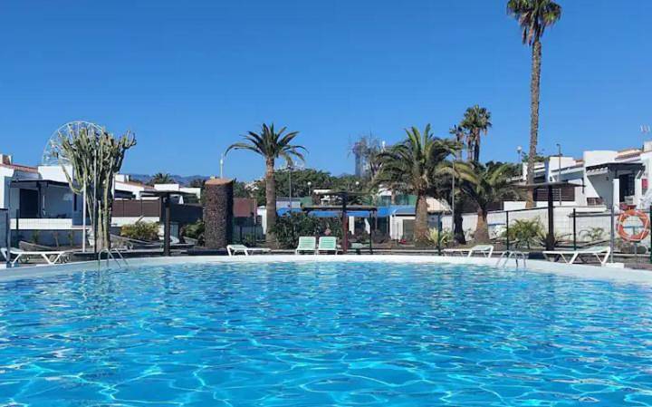 Bungalow para 4 personas, con piscina y jardín en Campo Internacional