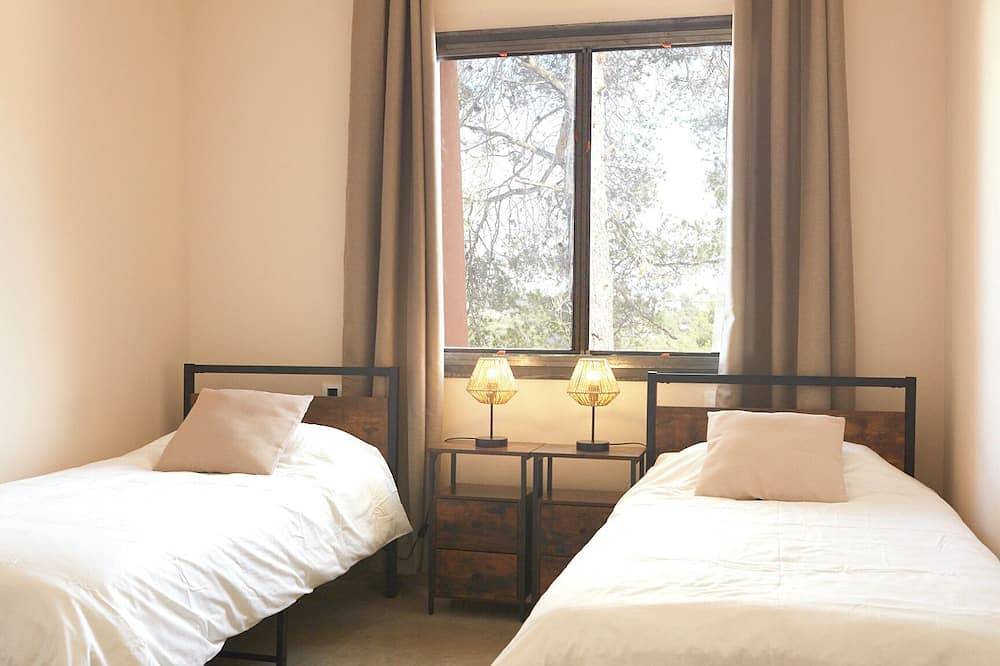 Atypical ecolodge with green roof, 40 min from Barcelona, for 6-8 people in Canyelles (Barcelona), Garraf
