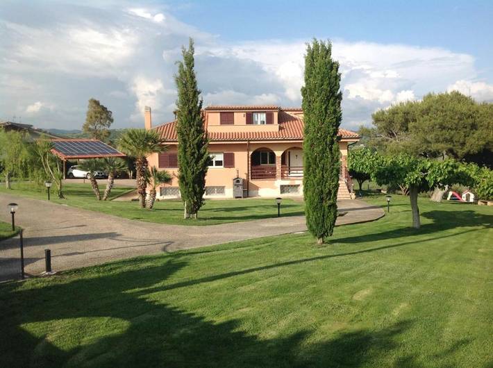 Bed and breakfast per 3 persone, con giardino e piscina per bambini nonché piscina in Santa Marinella