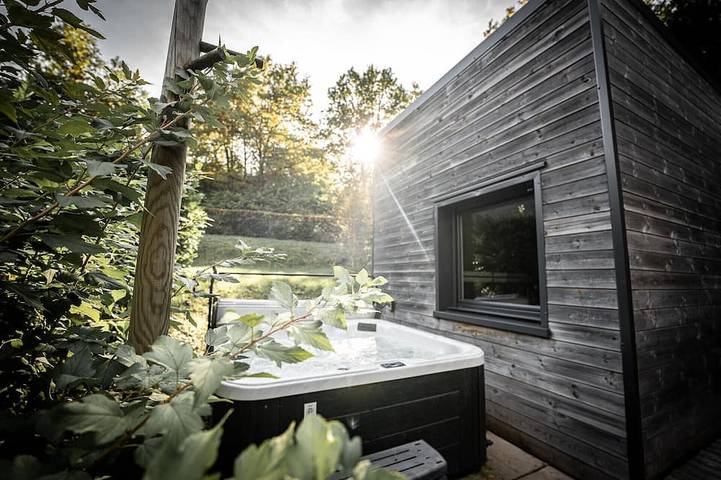 Gîte pour 10 personnes, avec piscine ainsi que jacuzzi et jardin à Barbey-Seroux