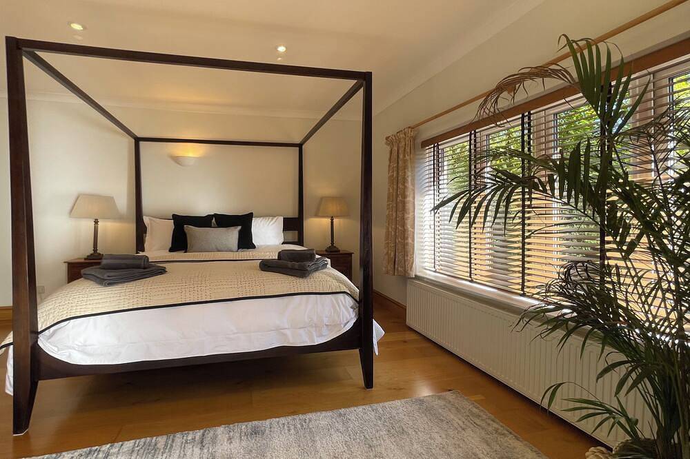 Sanctuary in the Surrey Hills, Secluded Woodland Cottage, Walking Cycling Nature in Effingham, Guildford