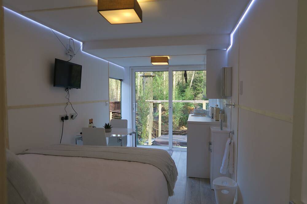 The Old Bread Lorry with hot tub in Surrey
