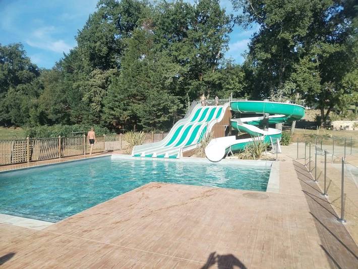 Mobil home pour 6 personnes, avec bassin pour enfant et jacuzzi à Soturac