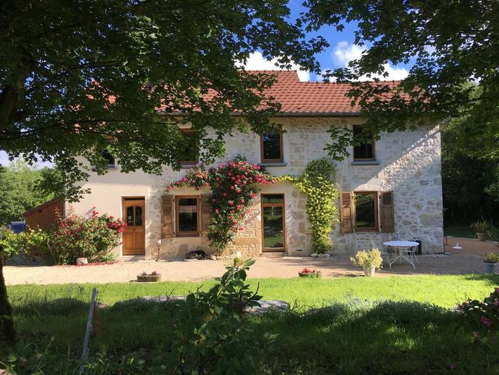 Gîte pour 4 personnes, avec vue et jardin, adapté aux familles dans Groslée - 2