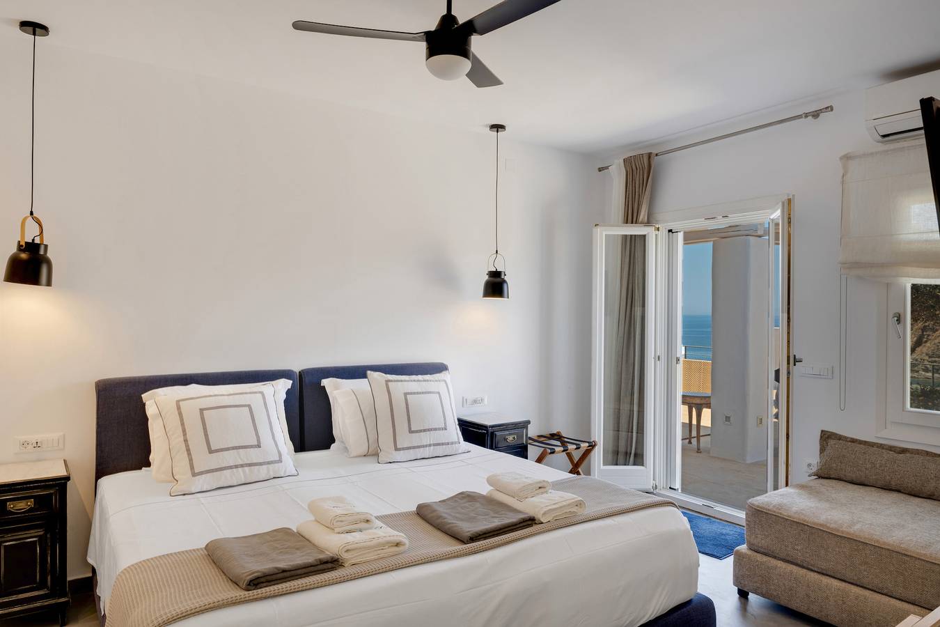 Ferienwohnung 'Blueros - Sand Suite' mit Meerblick, Wlan und Klimaanlage in Poseidonia, Syros
