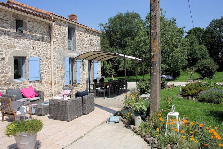 Gîte pour 15 personnes, avec piscine ainsi que jardin et terrasse en Vendée - 2