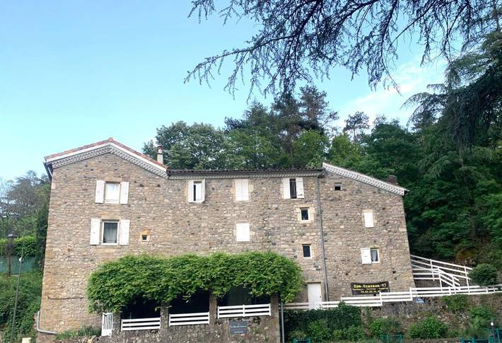 Gîte pour 3 personnes, avec Terrasse et Jardin ainsi que Piscine et Vue dans Thermes De Vals Les Bains
