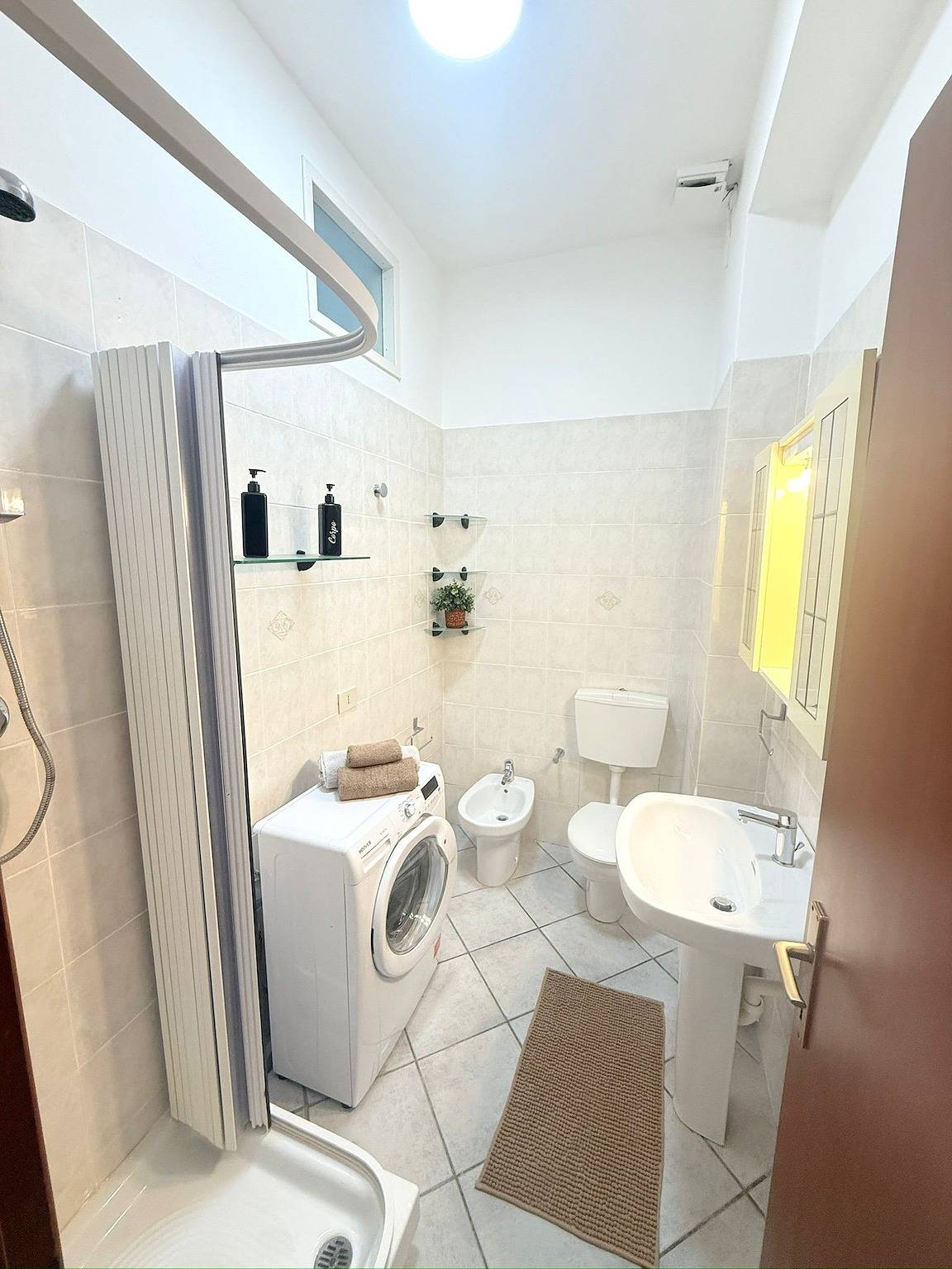 Appartamento intero, Relax con terrazza, giardino e posto auto in Bande di Là-Rollo, Andora