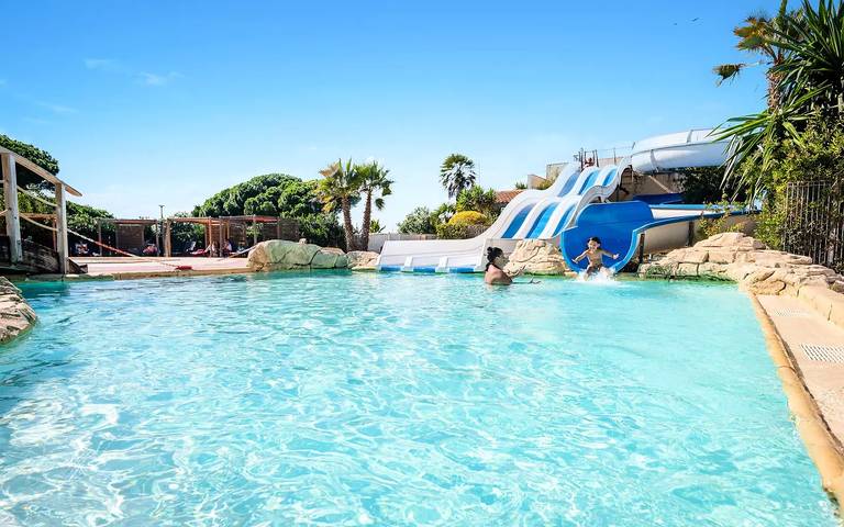 Camping pour 6 personnes, avec terrasse et piscine à Vendres - 4