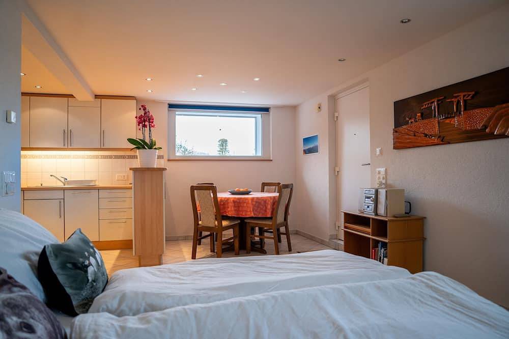 Entire apartment, Studio mit Küche für 2 Personen 5-10 Min. zum See und 1 Min. zur Bushaltestelle in Spiez, Lake Thun