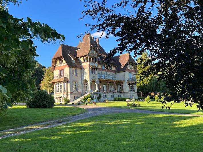 Chambre d’hôte pour 2 personnes, avec Balcon et Terrasse ainsi que Jardin et Vue sur le lac à Bagnoles-de-l'Orne