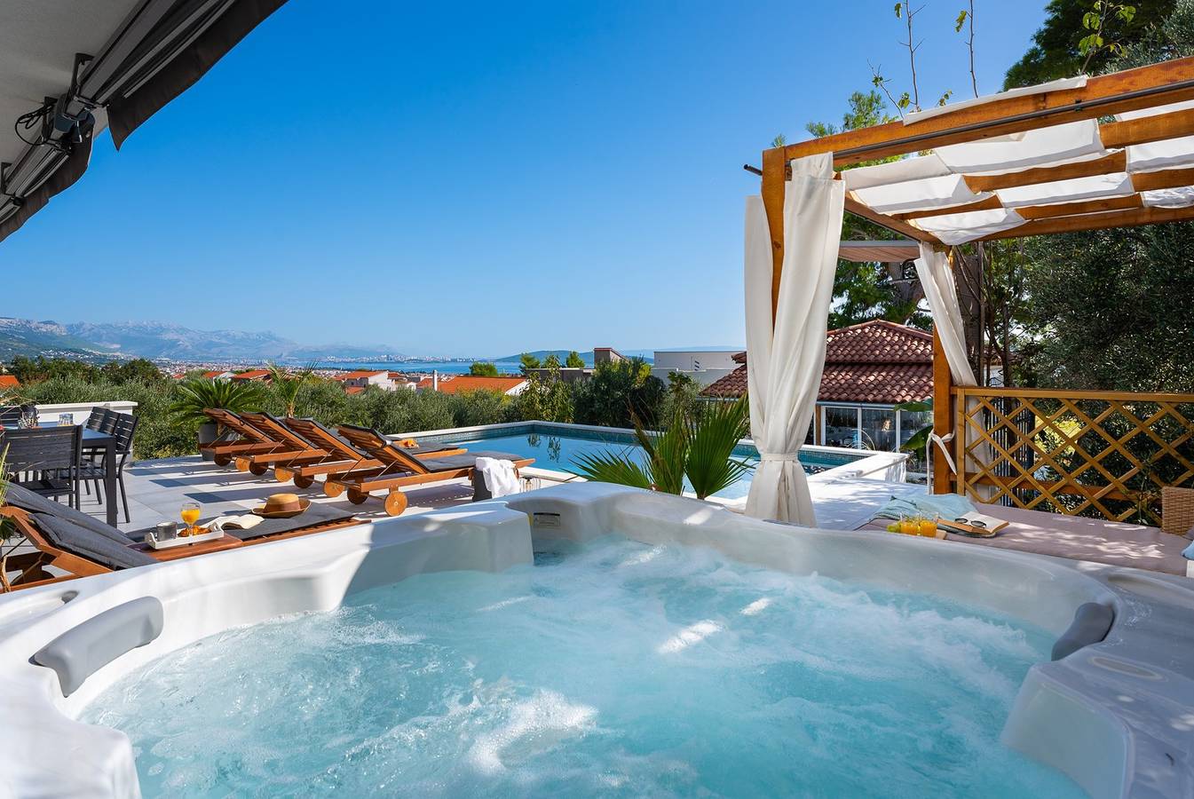 4 Schlafzimmer, 3 Badezimmer, privater 40m2 großer Pool, Whirlpool, Sommerküche, Tischtennis, Tischfußball, absolute Privatsphäre, nur 2 km vom Strand entfernt in Kastel Novi, Kaštela