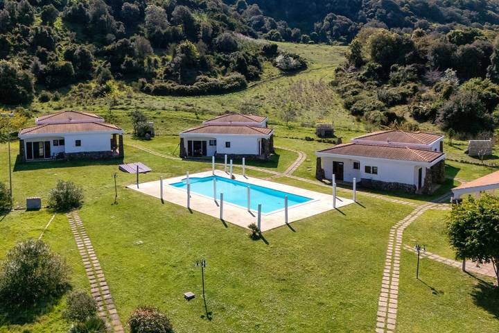Ganze Wohnung, Doppelzimmer mit Pool, Bergblick, Gemeinschaftspool und Klimaanlage in Tergu, Sassari Provinz