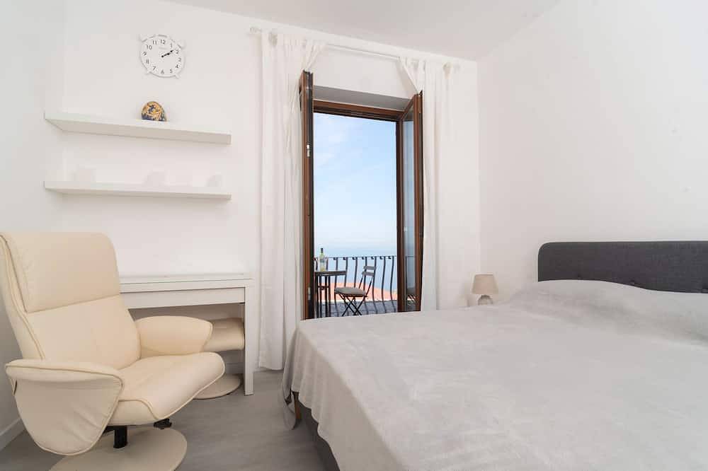 Ganze Wohnung, Newly refurbished spacious 2 bedroom apartment in Marciano with amazing sea view in Marciano, Neapel Provinz