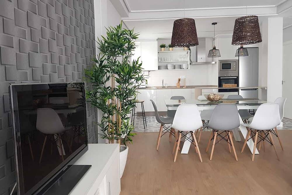 Entire apartment, Spacious apartment renovated with a modern style, located in the Pza. Ourense major in Ourense, Ourense Region