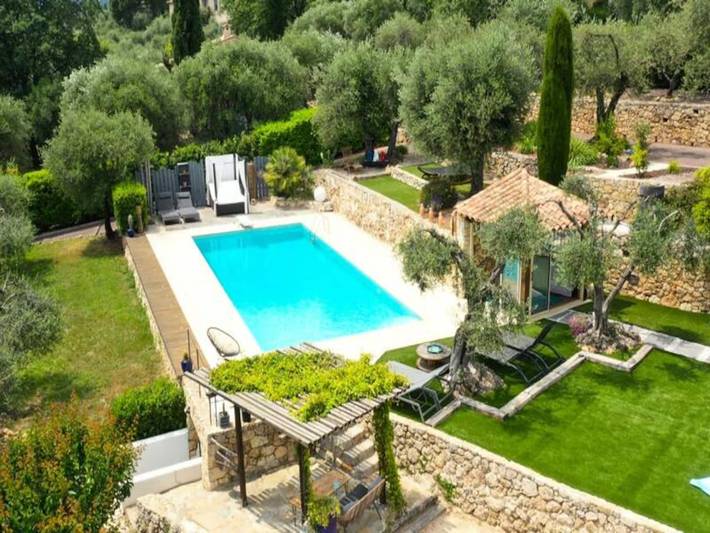 Location de vacances pour 8 personnes, avec sauna et piscine ainsi que terrasse et jardin à Cabris