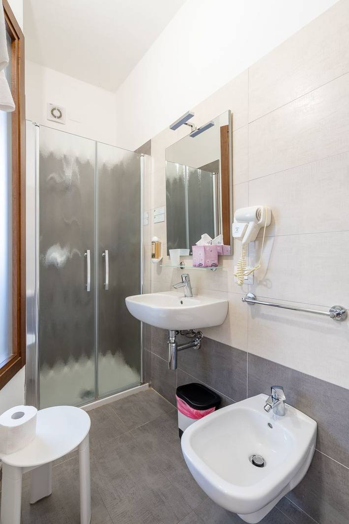 Zimmer mit Bad in einer Einrichtung mit Wellness-Center in Valeggio sul Mincio, Provincia de Verona