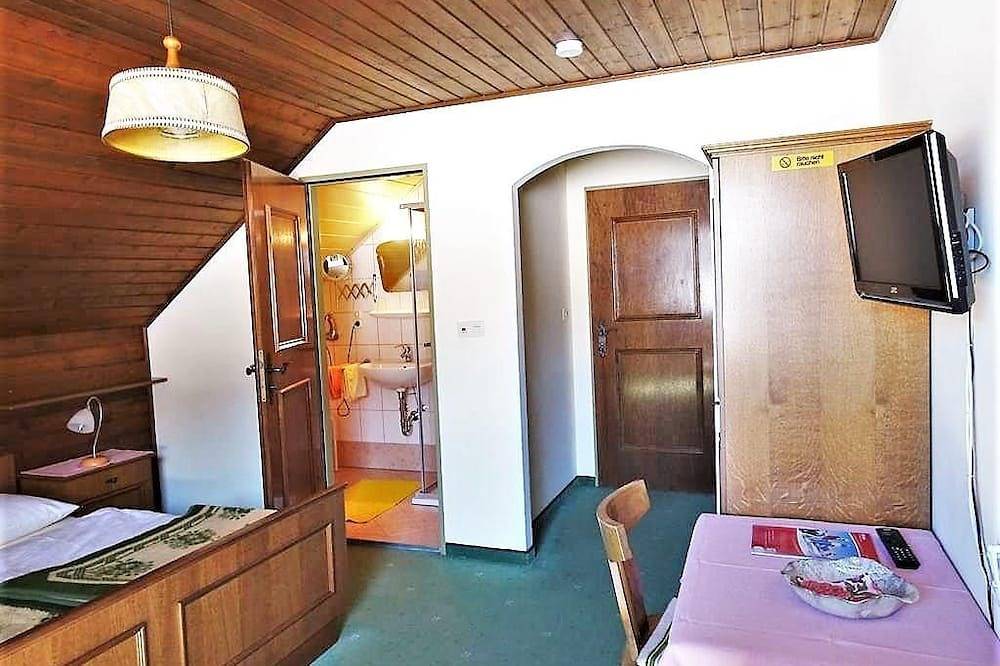 Santner, guest house - double room with shower, Wc in Unternberg, Lungau