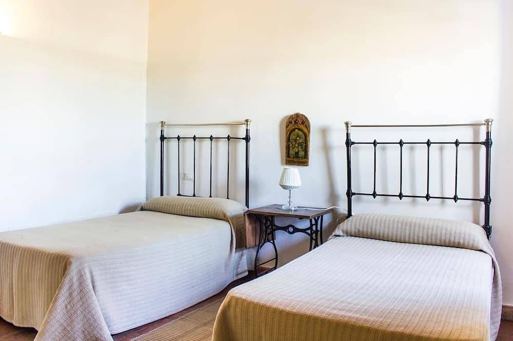 Casa rural con encanto y piscina a 3 km de la ciudad de Granada. Aparcamiento in Churriana de la Vega, Provincia de Granada