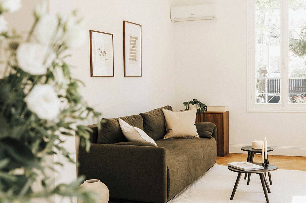 Entire apartment, Mirea House in Levens, Nice region