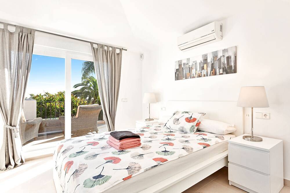 Modern 4 bedroom villa with beautiful garden, private pool close to golf courses in Sotogrande, San Roque