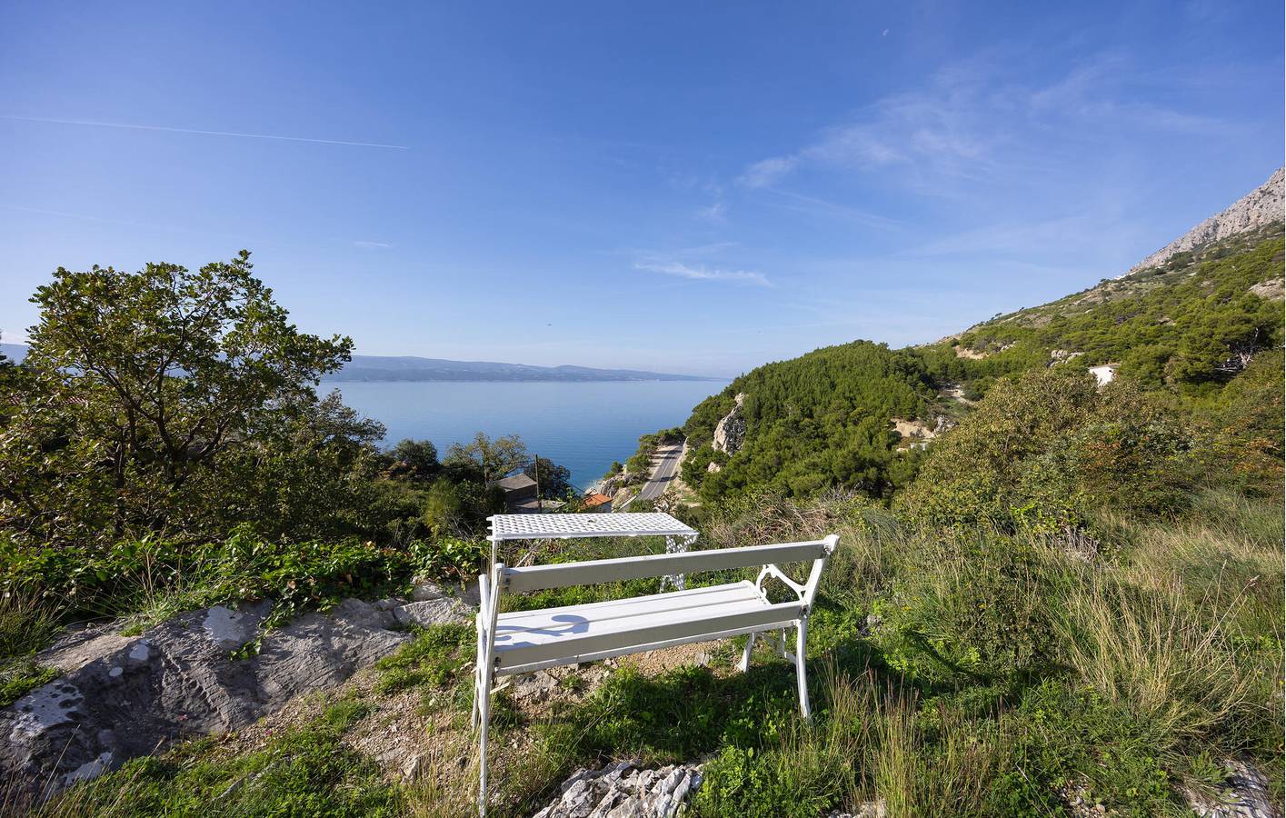 Ganze Ferienwohnung, Charmantes Apartment mit Terrasse, WLAN, Parkplatz, 600 m vom Strand entfernt in Lokva Rogoznica, Omis-Riviera