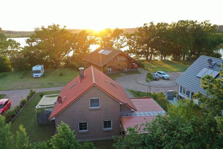 Ferienhaus für 6 Personen, mit Terrasse und Garten sowie Sauna und Seeblick in Sternberg