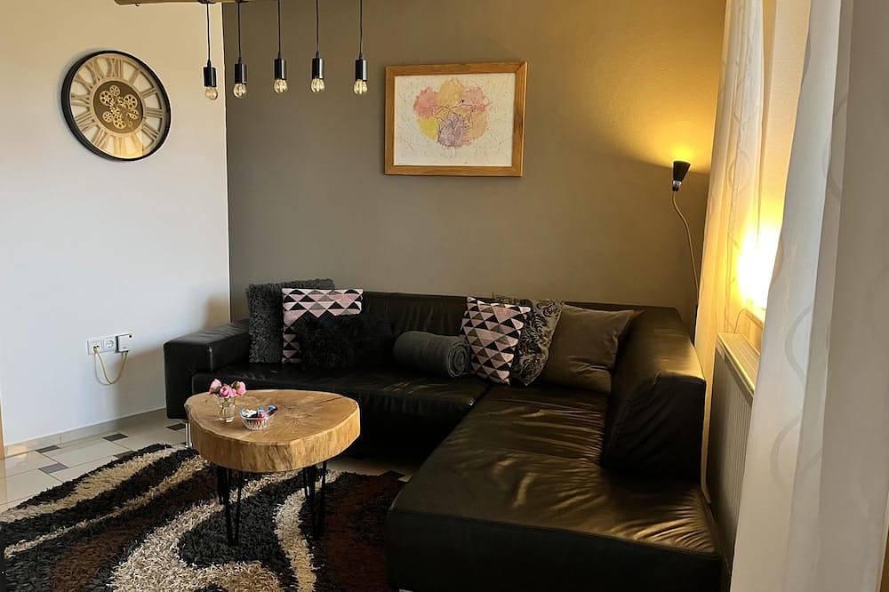 Ganze Wohnung, Ebenerdige Wohnung (57m2) im Souterrain mit großer Terrasse in Muhr am See, Fränkisches Seenland